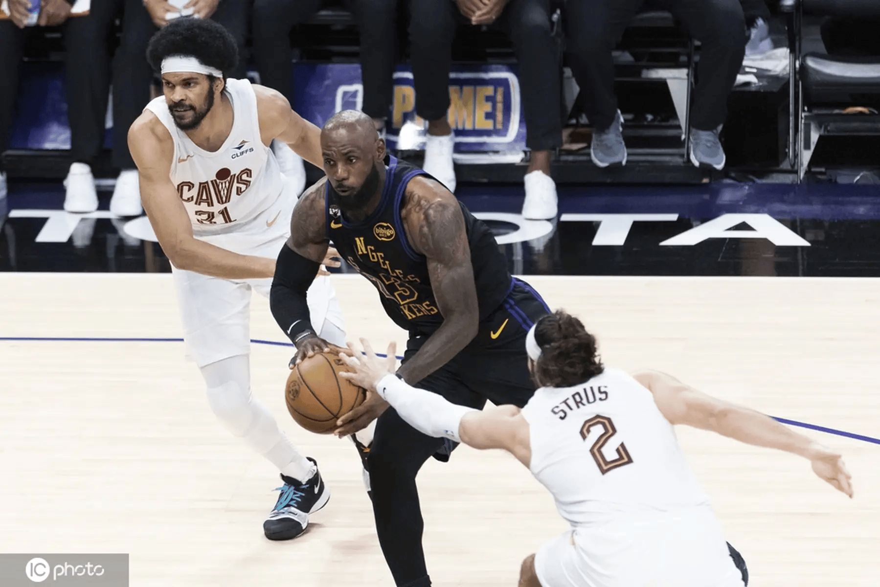 湖人两大将受伤！41岁詹姆斯将单核带队 美媒：相信你！